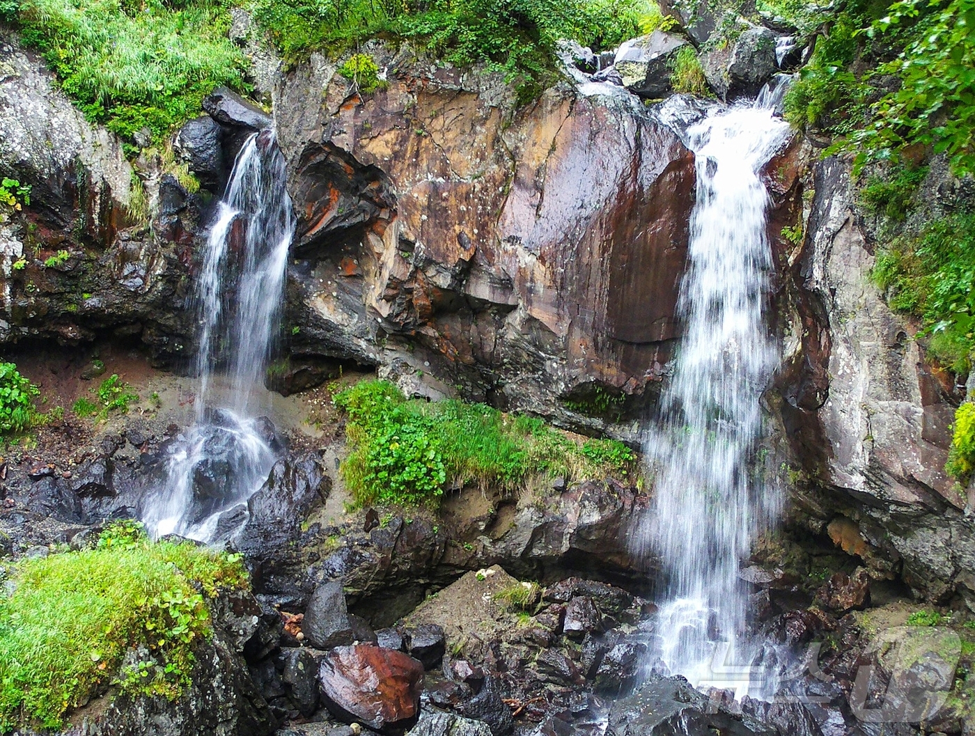 (평양 노동신문=뉴스1) = 북한 노동당 기관지 노동신문은 22일 "백두산지질공원에는 백두산의 웅건장중한 풍치를 더욱 풍만하고 아름답게 해주는 폭포들이 있다"며 사기문 폭포, 형제 …