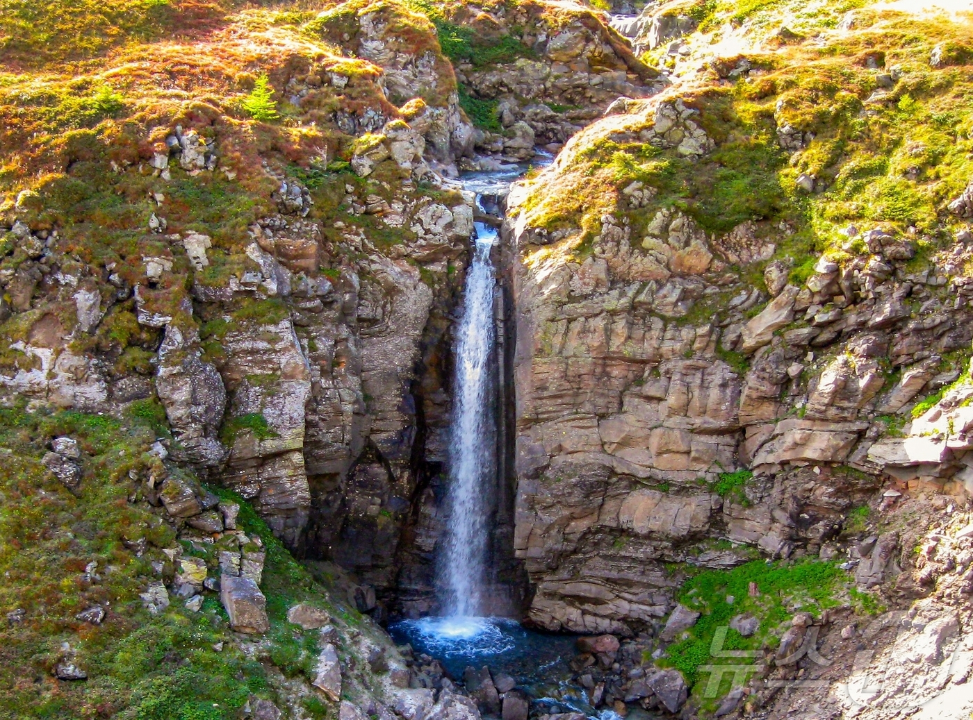 (평양 노동신문=뉴스1) = 북한 노동당 기관지 노동신문은 22일 "백두산지질공원에는 백두산의 웅건장중한 풍치를 더욱 풍만하고 아름답게 해주는 폭포들이 있다"며 사기문 폭포, 형제 …