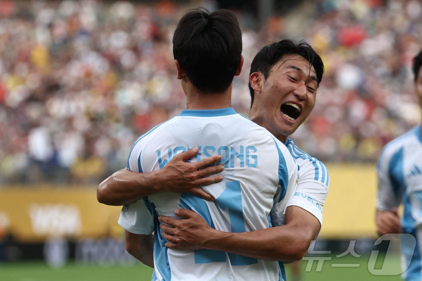 본문 이미지 - 울산 HD 엄원상과 이진현. ⓒ AFP=뉴스1
