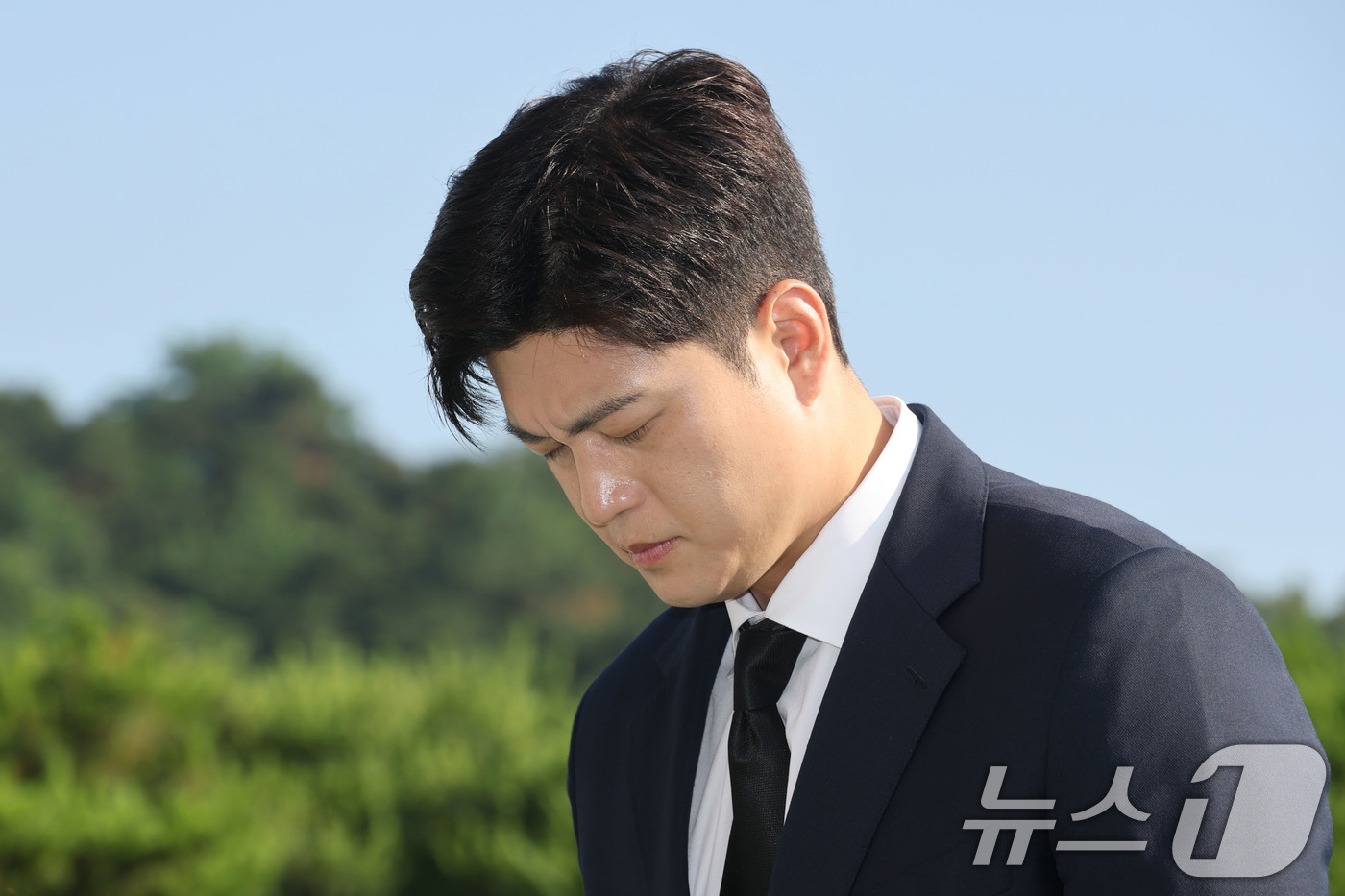 (서울=뉴스1) 이광호 기자 = 김용태 국민의힘 비상대책위원장이 22일 오전 서울 동작구 국립서울현충원을 찾아 현충탑에 참배하고 있다.  2025.6.22/뉴스1