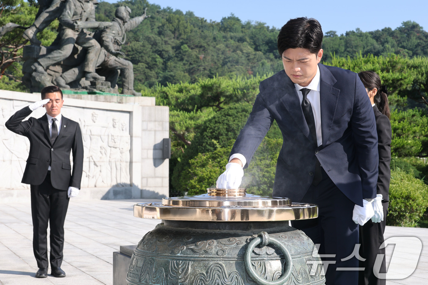 (서울=뉴스1) 이광호 기자 = 김용태 국민의힘 비상대책위원장이 22일 오전 서울 동작구 국립서울현충원을 찾아 현충탑에 참배하고 있다.  2025.6.22/뉴스1