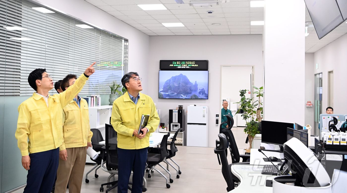 (서울=뉴스1) = 김민재 행정안전부 장관 직무대행은 지난 21일 정부세종청사 중앙재난안전상황실에서 상황관리체계와 호우 대처상황을 점검하고 있다. (행정안전부 제공. 재판매 및 D …