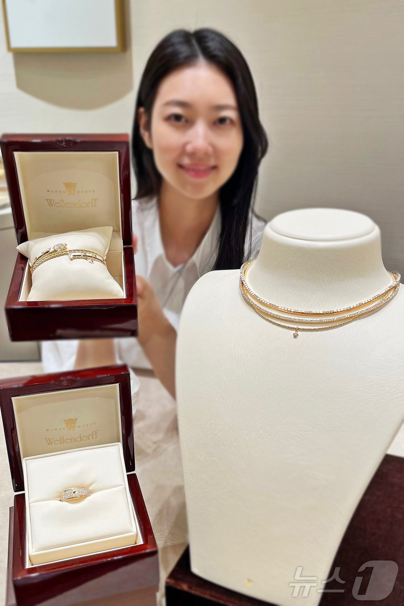 (서울=뉴스1) = 갤러리아백화점은 22일 서울 강남구 갤러리아 명품관에서 독일 하이주얼리 브랜드 ‘벨렌도르프(Wellendorff)’ 국내 첫 단독 부티크를 지난 19일 오픈했다 …