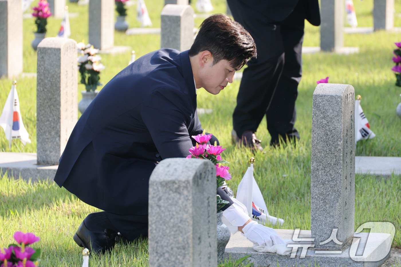 (서울=뉴스1) 이광호 기자 = 김용태 국민의힘 비상대책위원장이 22일 오전 서울 동작구 국립서울현충원을 찾아 6·25 참전용사 묘역정화 봉사활동을 하고 있다. 2025.6.22/ …