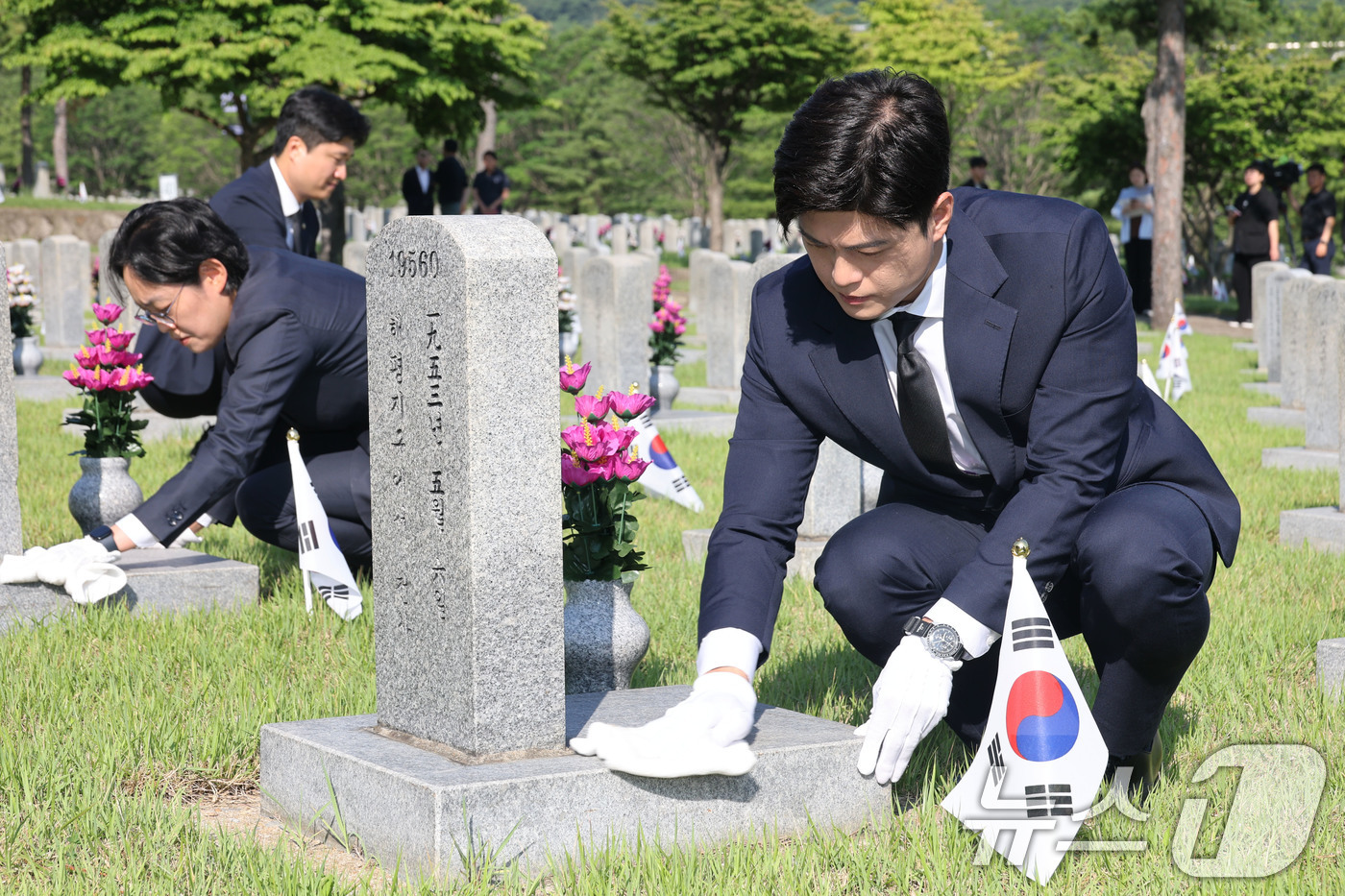 (서울=뉴스1) 이광호 기자 = 김용태 국민의힘 비상대책위원장이 22일 오전 서울 동작구 국립서울현충원을 찾아 6·25 참전용사 묘역정화 봉사활동을 하고 있다. 2025.6.22/ …