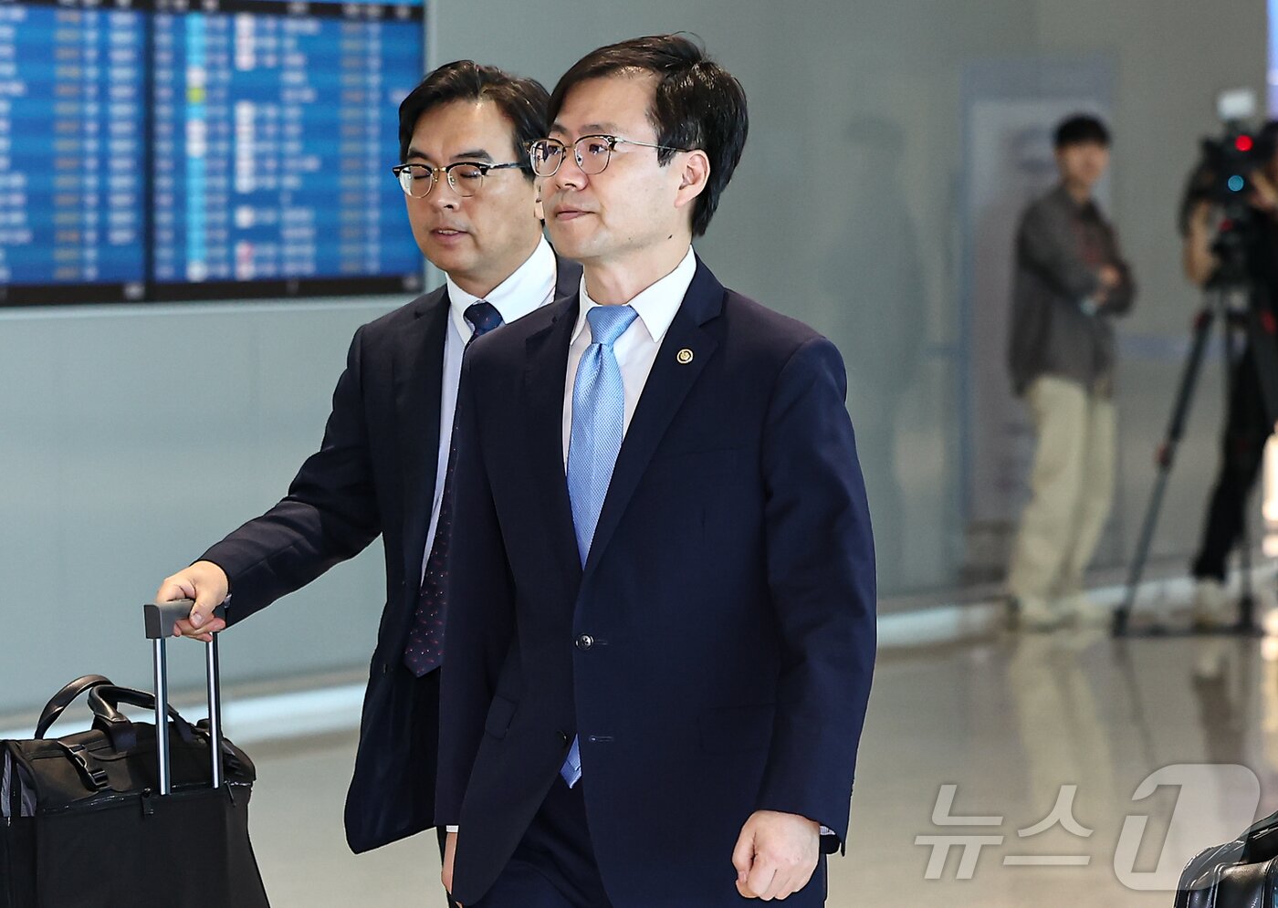 본문 이미지 - 여한구 산업부 통상교섭본부장이 22일 미국과의 통상 협의를 위해 인천국제공항 제2터미널을 통해 출국하기 위해 이동하고 있다. 2025.6.22/뉴스1 ⓒ News1 김도우 기자