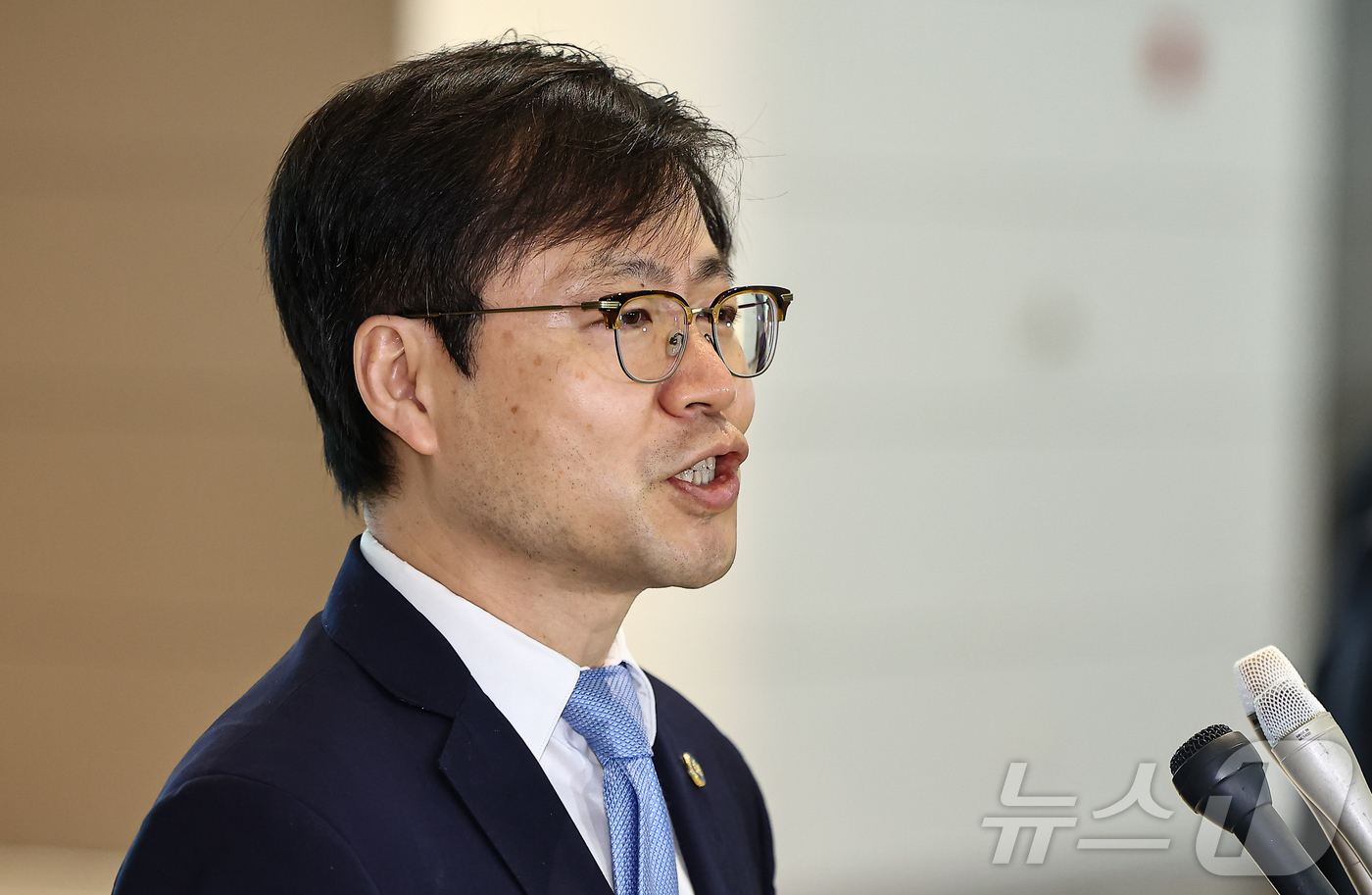 (인천공항=뉴스1) 김도우 기자 = 여한구 산업부 통상교섭본부장이 22일 미국과의 통상 협의를 위해 인천국제공항 제2터미널을 통해 출국하기에 앞서 취재진 질문에 답하고 있다. 20 …