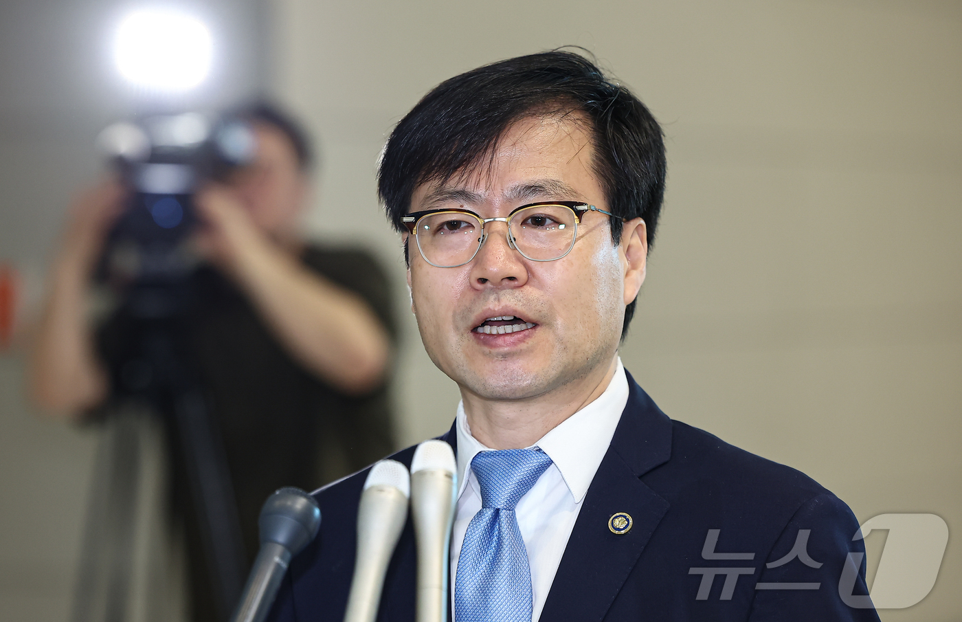 (인천공항=뉴스1) 김도우 기자 = 여한구 산업부 통상교섭본부장이 22일 미국과의 통상 협의를 위해 인천국제공항 제2터미널을 통해 출국하기에 앞서 취재진 질문에 답하고 있다. 20 …