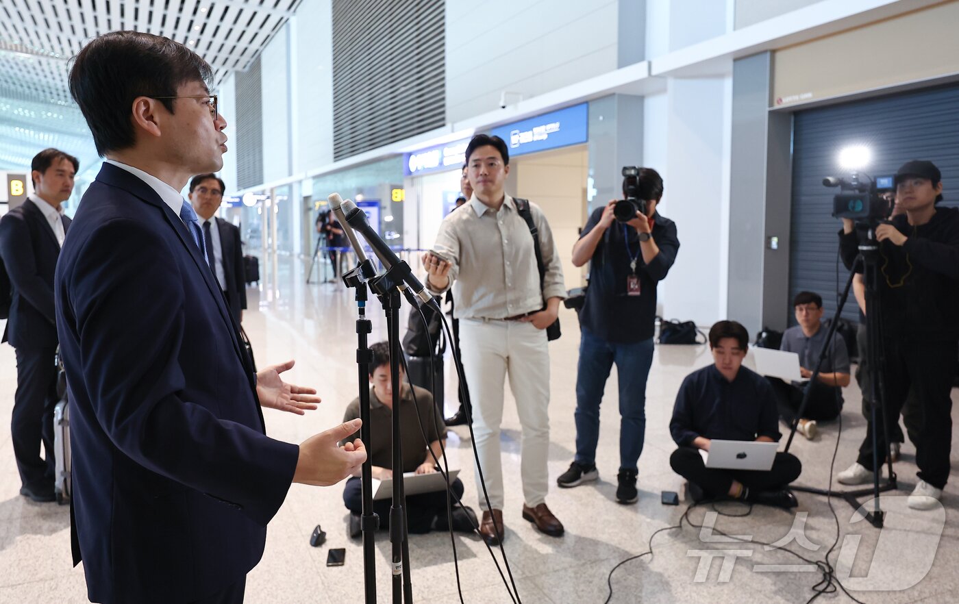 본문 이미지 - 여한구 산업부 통상교섭본부장이 22일 미국과의 통상 협의를 위해 인천국제공항 제2터미널을 통해 출국하기에 앞서 취재진 질문에 답하고 있다. 2025.6.22/뉴스1 ⓒ News1 김도우 기자