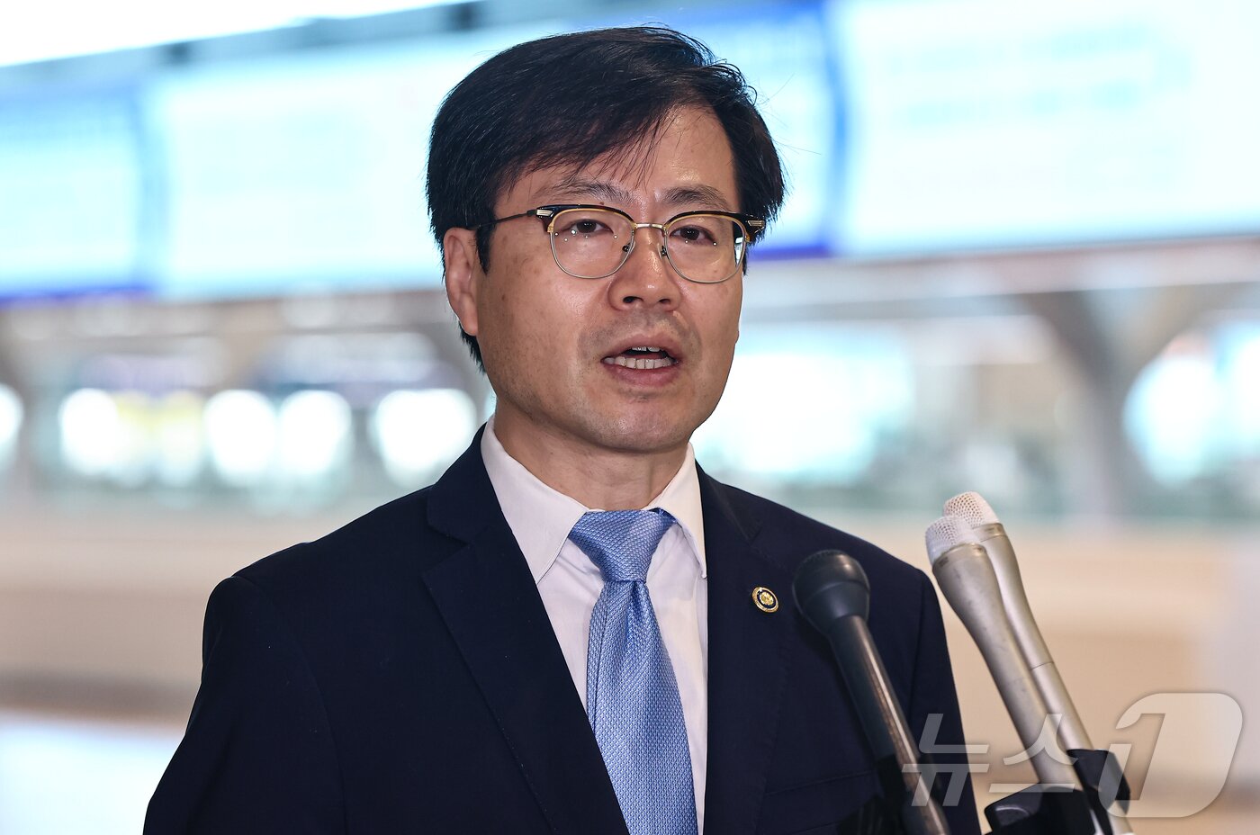 본문 이미지 - 여한구 산업부 통상교섭본부장이 22일 미국과의 통상 협의를 위해 인천국제공항 제2터미널을 통해 출국하기에 앞서 취재진 질문에 답하고 있다. 2025.6.22/뉴스1 ⓒ News1 김도우 기자