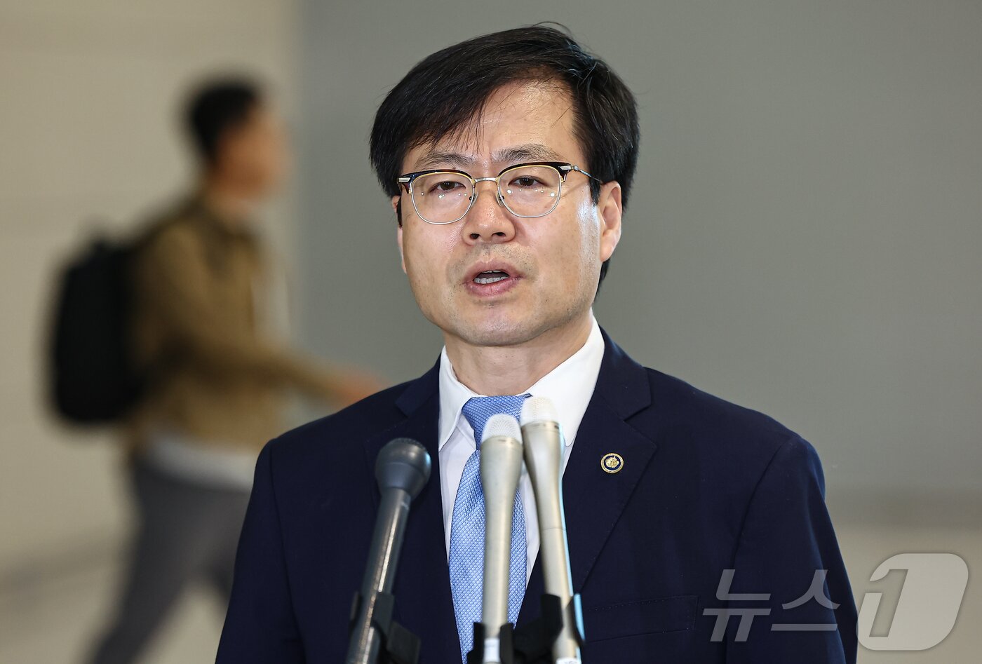 본문 이미지 - 여한구 산업부 통상교섭본부장이 22일 미국과의 통상 협의를 위해 인천국제공항 제2터미널을 통해 출국하기에 앞서 취재진 질문에 답하고 있다. 2025.6.22/뉴스1 ⓒ News1 김도우 기자
