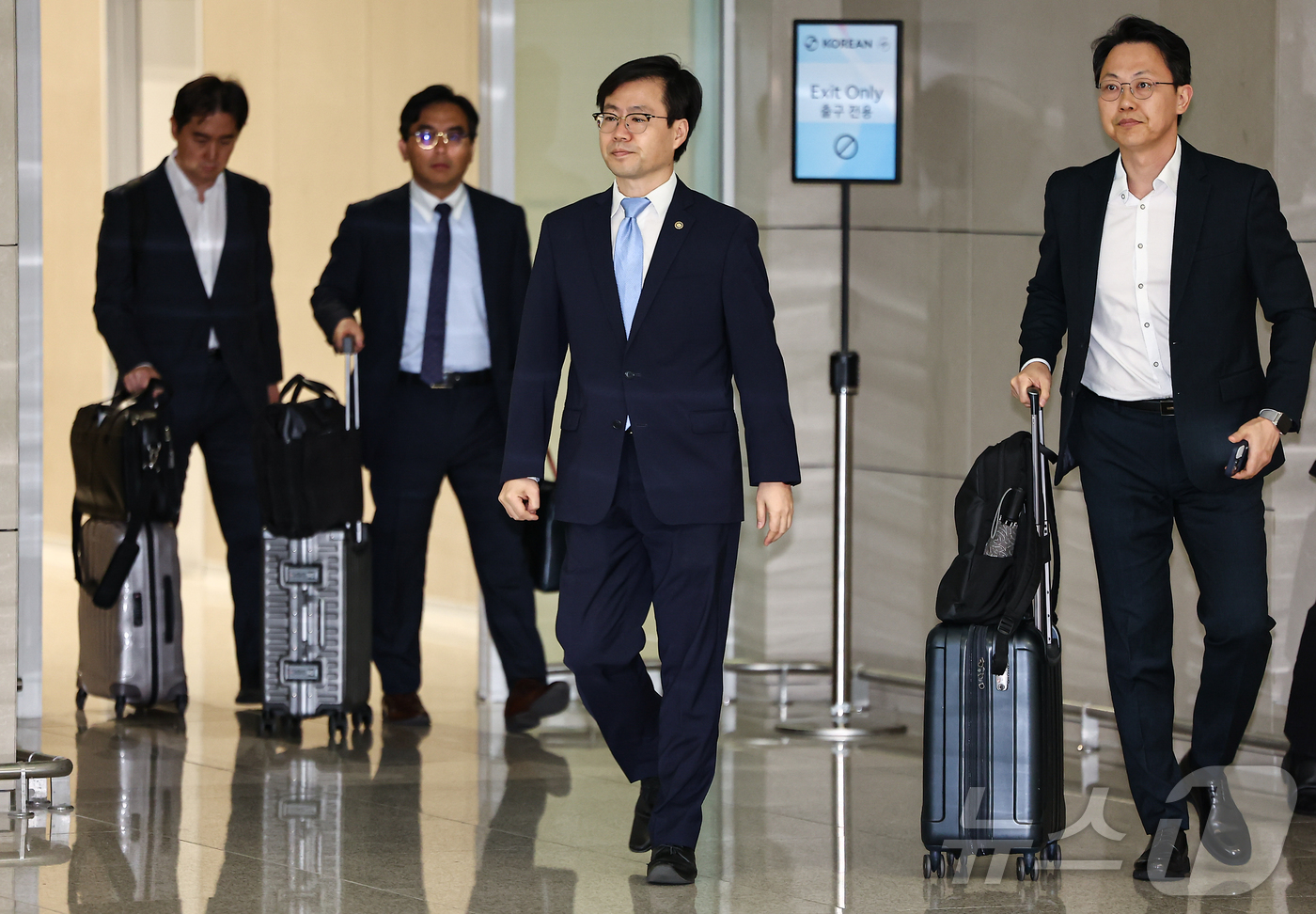 (인천공항=뉴스1) 김도우 기자 = 여한구 산업부 통상교섭본부장이 22일 미국과의 통상 협의를 위해 인천국제공항 제2터미널을 통해 출국하기 위해 이동하고 있다. 2025.6.22/ …
