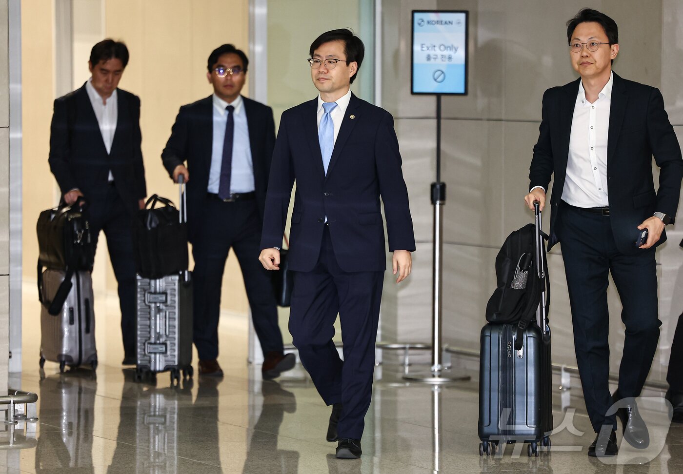 본문 이미지 - 여한구 산업부 통상교섭본부장이 22일 미국과의 통상 협의를 위해 인천국제공항 제2터미널을 통해 출국하기 위해 이동하고 있다. 2025.6.22/뉴스1 ⓒ News1 김도우 기자