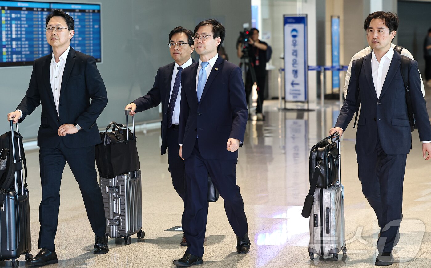 본문 이미지 - 여한구 산업부 통상교섭본부장이 22일 미국과의 통상 협의를 위해 인천국제공항 제2터미널을 통해 출국하기 위해 이동하고 있다. 2025.6.22/뉴스1 ⓒ News1 김도우 기자