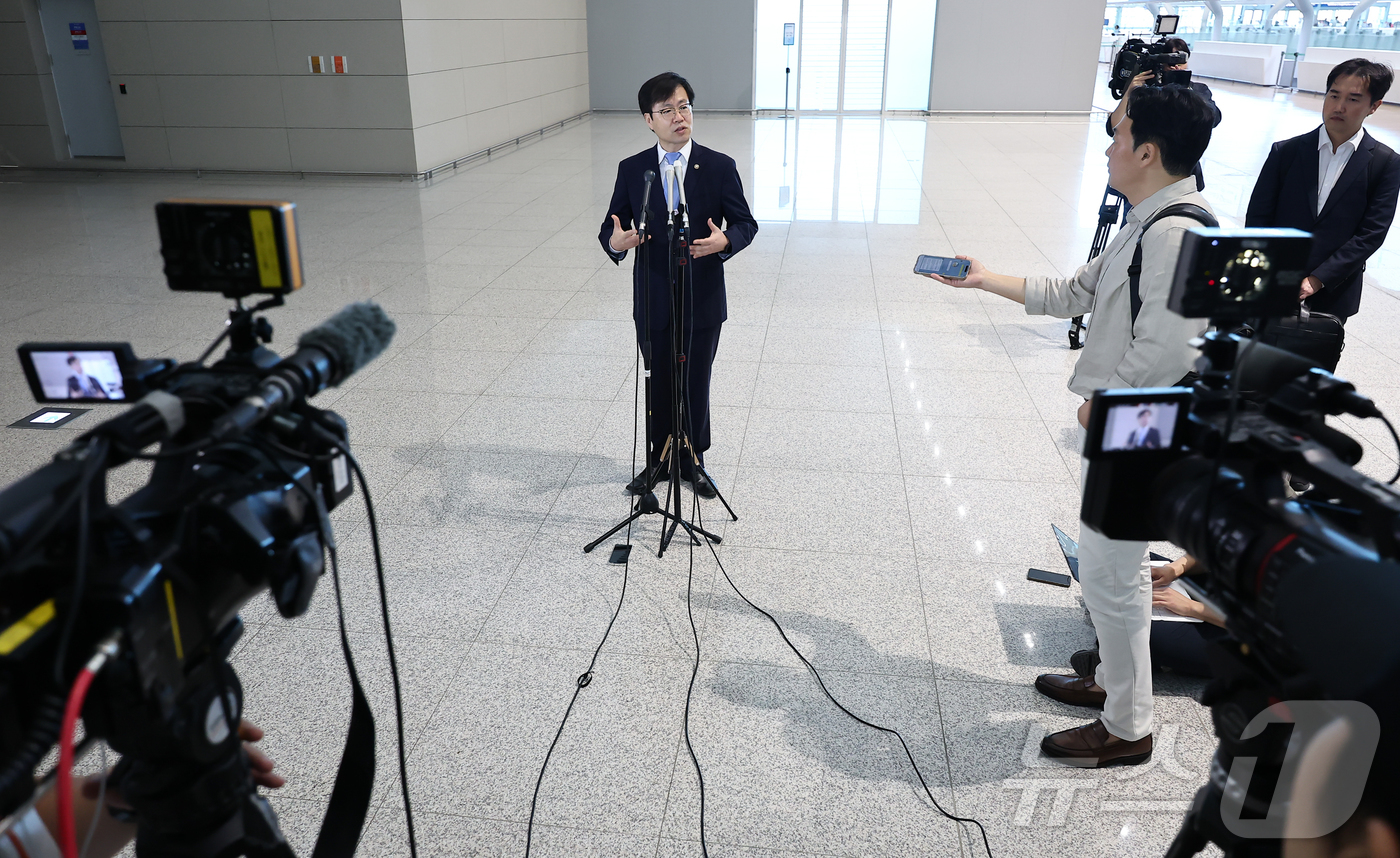 (인천공항=뉴스1) 김도우 기자 = 여한구 산업부 통상교섭본부장이 22일 미국과의 통상 협의를 위해 인천국제공항 제2터미널을 통해 출국하기에 앞서 취재진 질문에 답하고 있다. 20 …