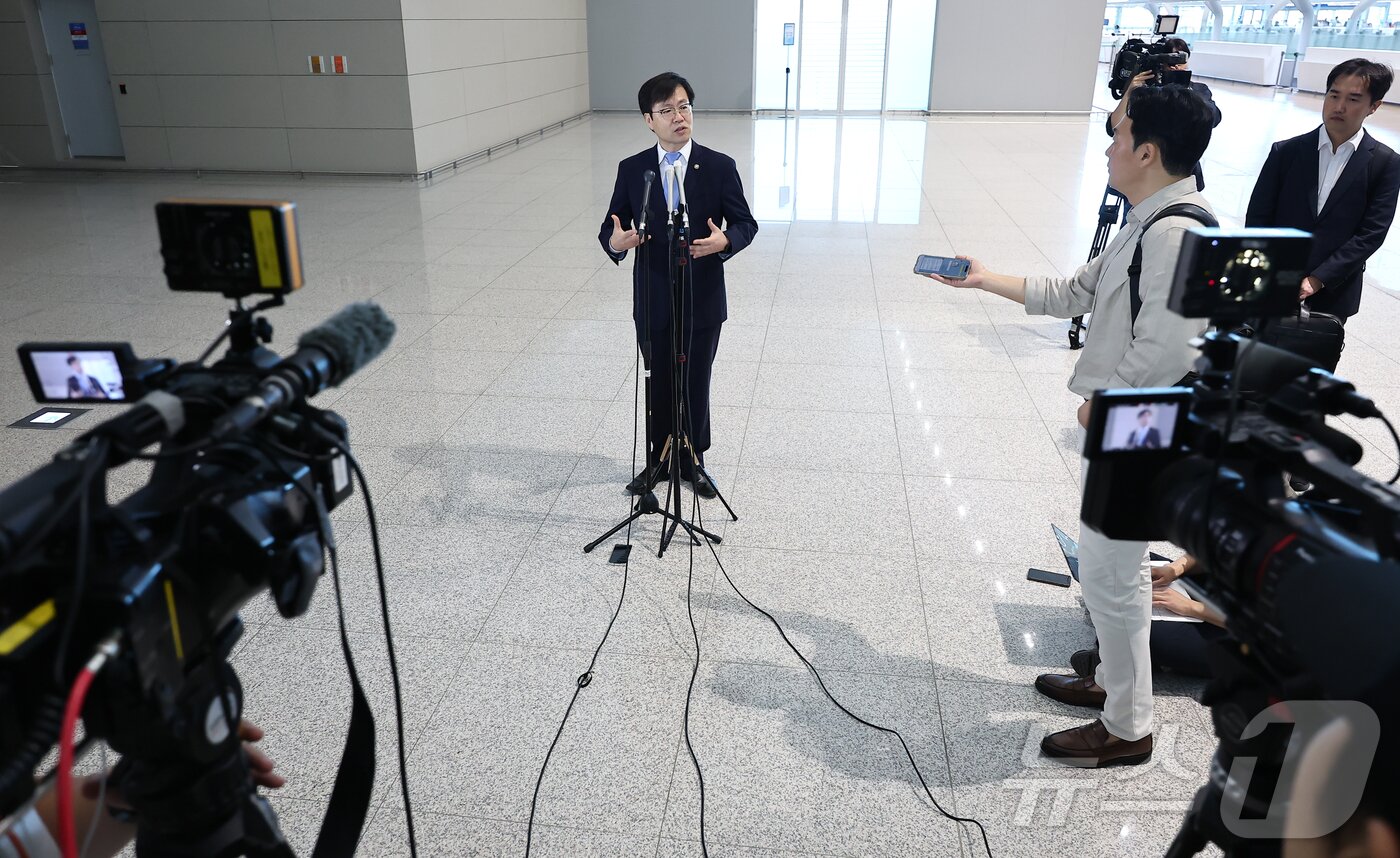 본문 이미지 - 여한구 산업부 통상교섭본부장이 22일 미국과의 통상 협의를 위해 인천국제공항 제2터미널을 통해 출국하기에 앞서 취재진 질문에 답하고 있다. 2025.6.22/뉴스1 ⓒ News1 김도우 기자