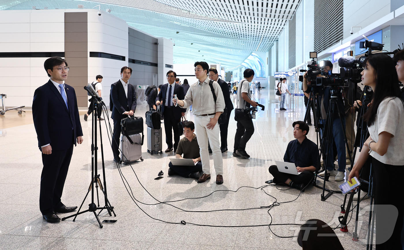 (인천공항=뉴스1) 김도우 기자 = 여한구 산업부 통상교섭본부장이 22일 미국과의 통상 협의를 위해 인천국제공항 제2터미널을 통해 출국하기에 앞서 취재진 질문에 답하고 있다. 20 …