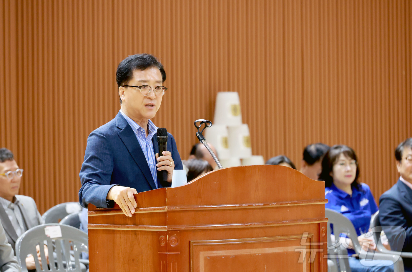 (대전=뉴스1) 이동원 기자 = 조원휘 대전시의회 의장이 지난 21일 한밭체육관에서 개최된 2025 KSSA 스포츠스태킹 국가대표 2차 선발전에 참석해 대회의 안정적 진행을 기원하 …