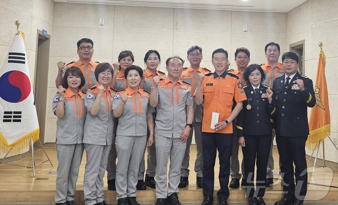 (대전=뉴스1) 이동원 기자 = 대전의용소방대연합회는 지난 21일 경상남도 산청소방서를 찾아, 지난 3월 발생한 대형 산불로 큰 피해를 입은 지역 주민들을 위로하고 복구를 지원하기 …