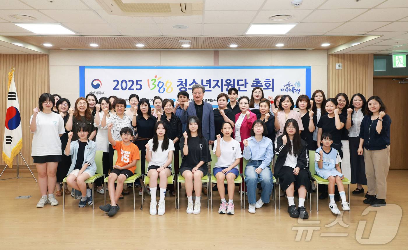 (대전=뉴스1) 이동원 기자 = 정용래 대전 유성구청장이 지난 21일 유성구청소년상담복지센터에서 열린 ‘2025년 청소년 안전망 1388청소년지원단 총회’에 참석했다.청소년지원단은 …