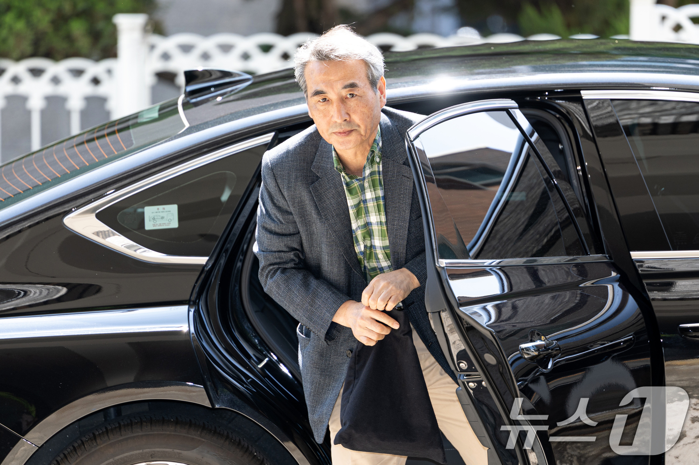 (서울=뉴스1) 이승배 기자 = 윤석열 전 대통령의 부인 김건희 여사 의혹 관련 사건 수사를 맡은 민중기 특별검사가 22일 오전 서울 서초구 사무실로 들어서고 있다. 2025.6. …