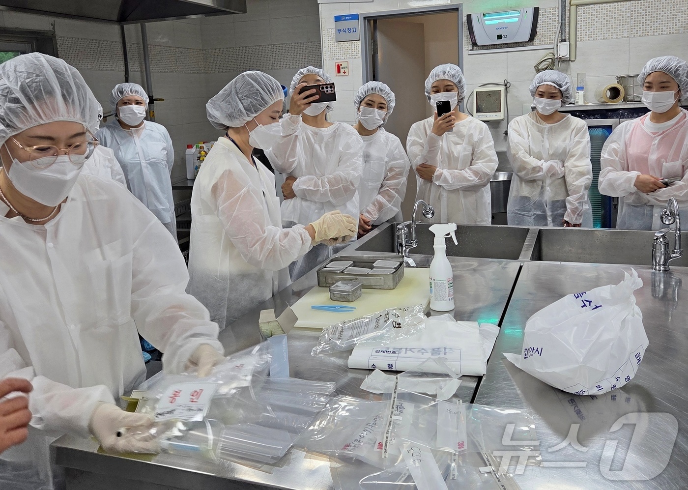 (천안=뉴스1) 이동원 기자 = 충남도는 지난 20일 천안시청 구내식당에서 ‘2025년 식중독 발생 현장대응 모의훈련’을 실시했다.참석자들은 집단급식소 등에 대규모 식중독이 발생한 …