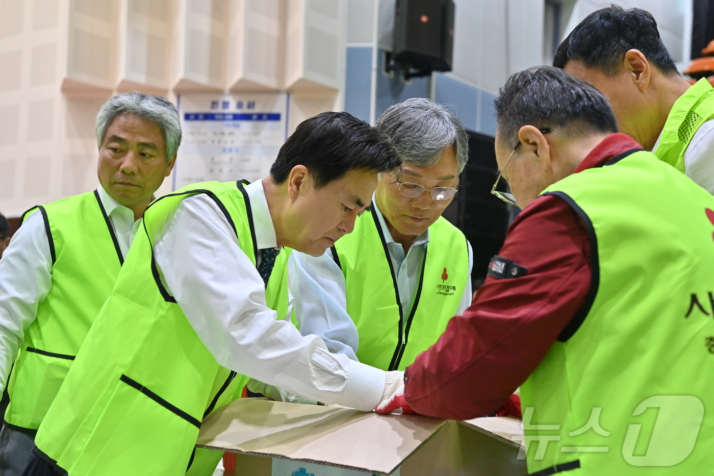 (아산=뉴스1) 이동원 기자 = 김태흠 충남도지사가 지난 20일 아산시민체육관에서 열린 ‘2025 건강한 여름나기 지원사업’ 행사장을 방문해 행사를 주관한 (사)대한노인회 충남연합 …