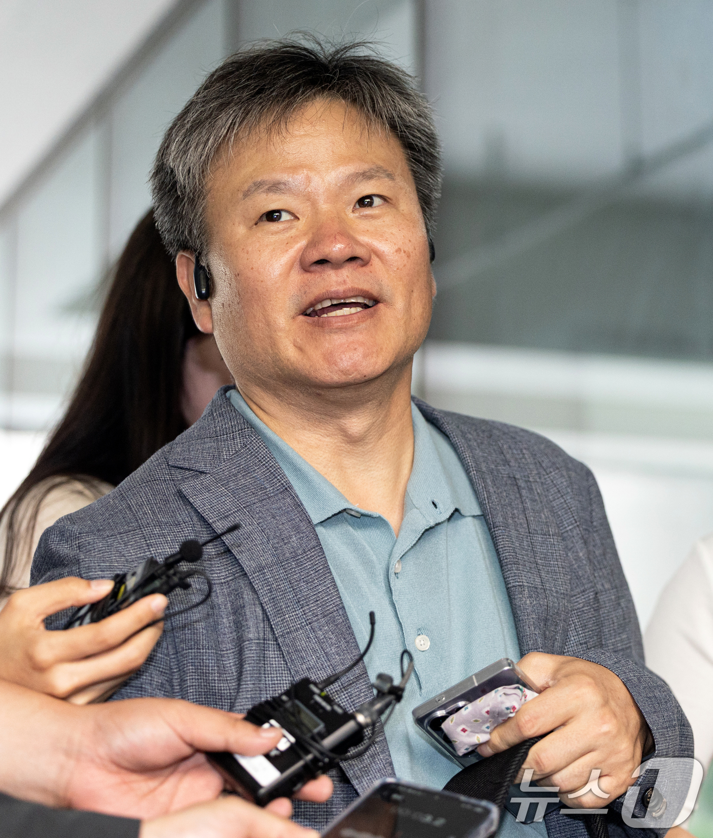 (서울=뉴스1) 이승배 기자 = 윤석열 전 대통령의 부인 김건희 여사 의혹 관련 사건 수사를 맡은 민중기 특검팀의 문홍주 특검보가 22일 오전 서울 서초구 사무실로 들어서고 있다. …