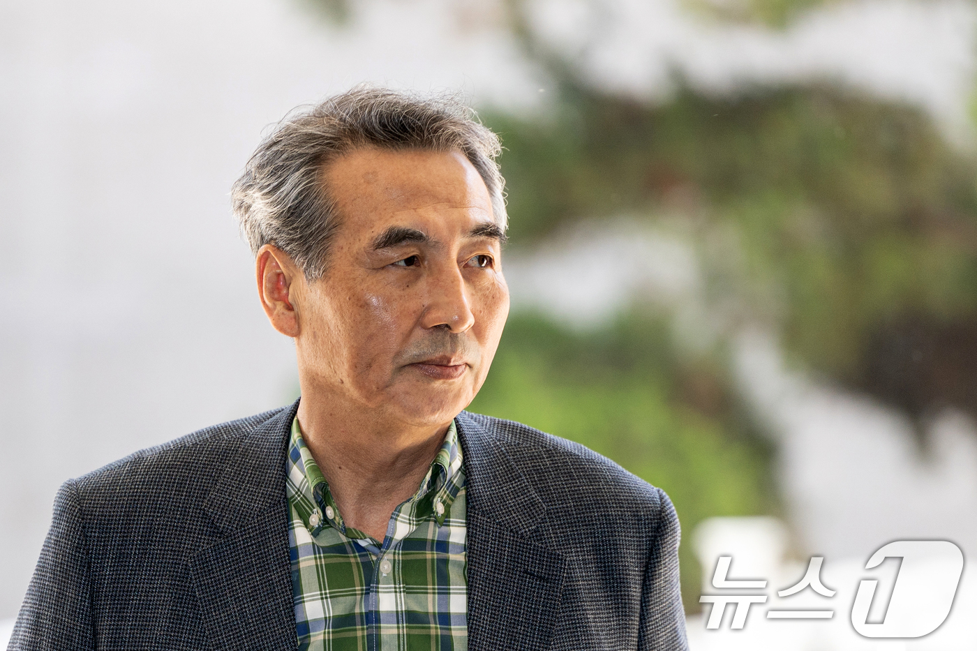 (서울=뉴스1) 이승배 기자 = 윤석열 전 대통령의 부인 김건희 여사 의혹 관련 사건 수사를 맡은 민중기 특별검사가 22일 오전 서울 서초구 사무실로 들어서고 있다. 2025.6. …