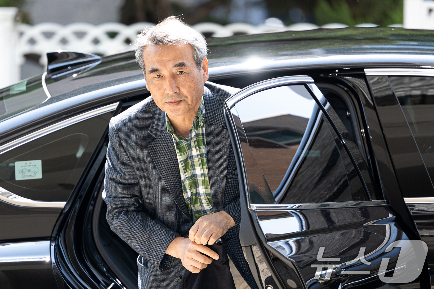 (서울=뉴스1) 이승배 기자 = 윤석열 전 대통령의 부인 김건희 여사 의혹 관련 사건 수사를 맡은 민중기 특별검사가 22일 오전 서울 서초구 사무실로 들어서고 있다. 2025.6. …