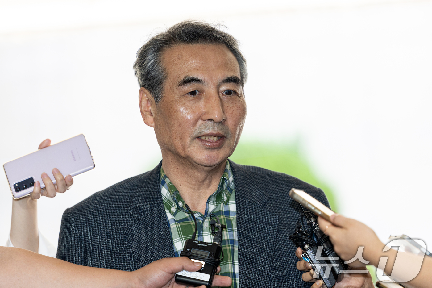 (서울=뉴스1) 이승배 기자 = 윤석열 전 대통령의 부인 김건희 여사 의혹 관련 사건 수사를 맡은 민중기 특별검사가 22일 오전 서울 서초구 사무실로 들어서며 취재진의 질문에 답하 …