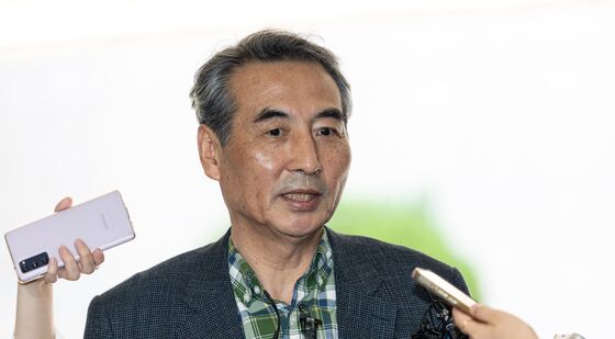 취재진 질문에 답변하는 민중기 특검