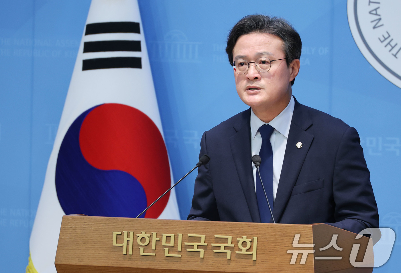 (서울=뉴스1) 이광호 기자 = 국무총리 후보자 인사청문특별위원회 위원인 채현일 더불어민주당 의원이 22일 오전 서울 여의도 국회 소통관에서 김민석 국무총리 후보자에 대한 색깔론과 …