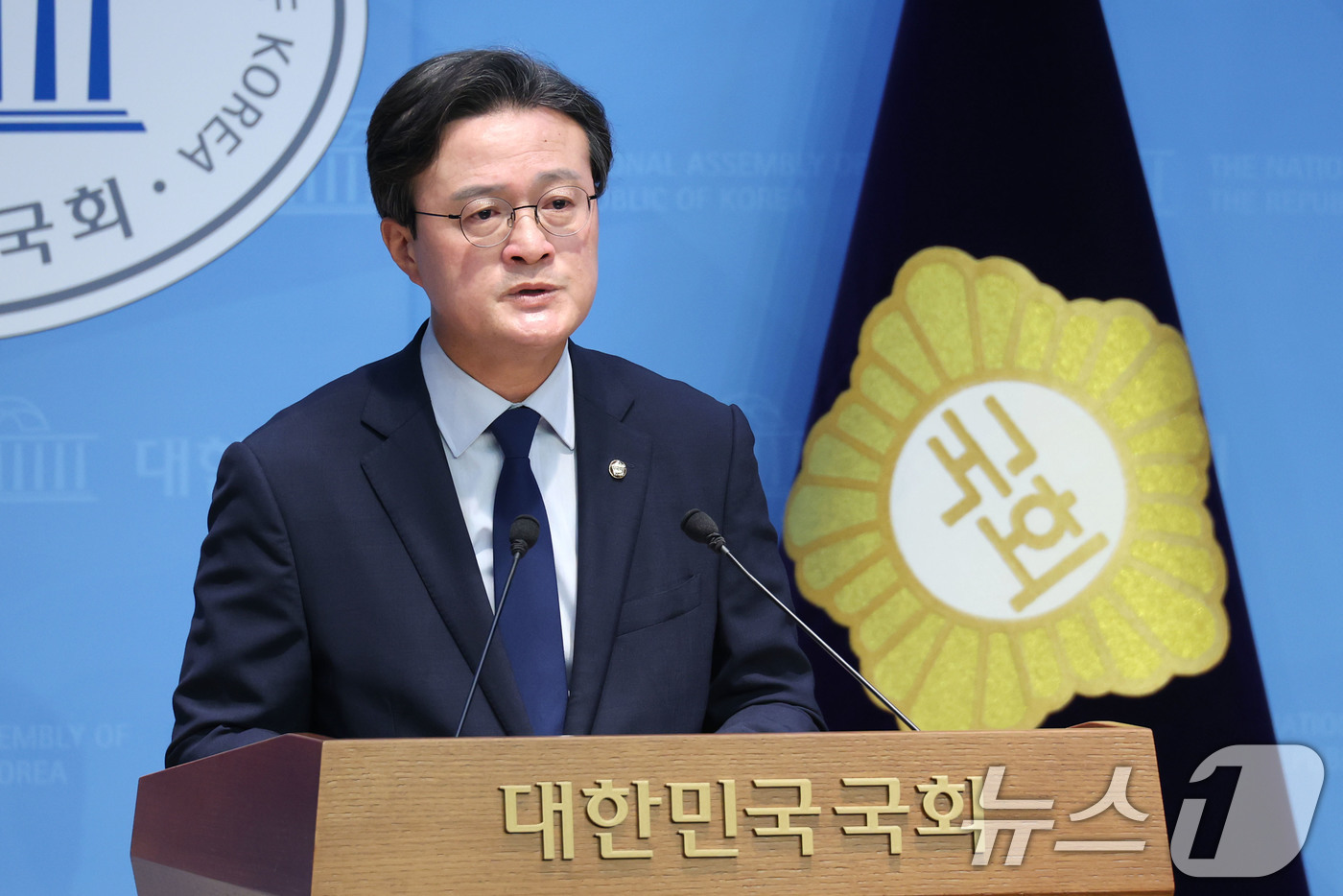 (서울=뉴스1) 이광호 기자 = 국무총리 후보자 인사청문특별위원회 위원인 채현일 더불어민주당 의원이 22일 오전 서울 여의도 국회 소통관에서 김민석 국무총리 후보자에 대한 색깔론과 …