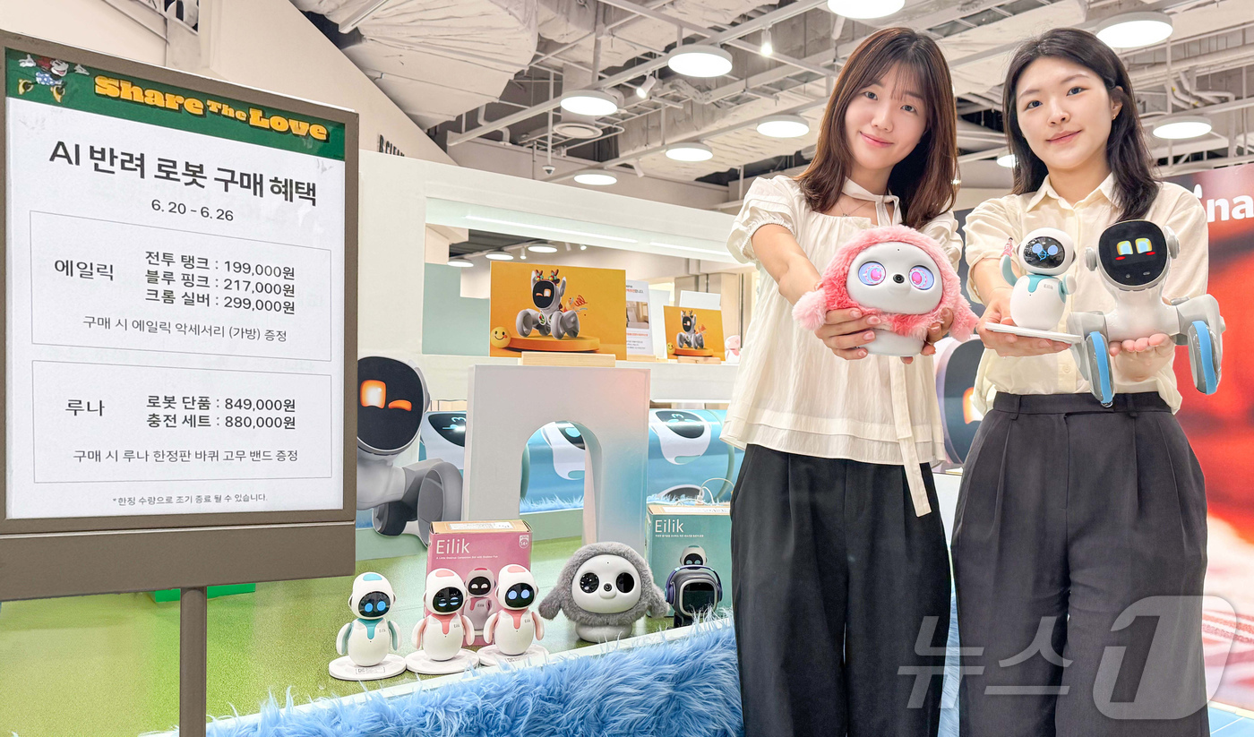 (서울=뉴스1) = 현대백화점은 22일 서울 현대백화점 목동점 센트럴커넥션에서 'AI 반려 로봇' 팝업스토어를 26일까지 진행한다고 밝혔다.이번 팝업스토어에서는 감정 교감 로봇 ' …