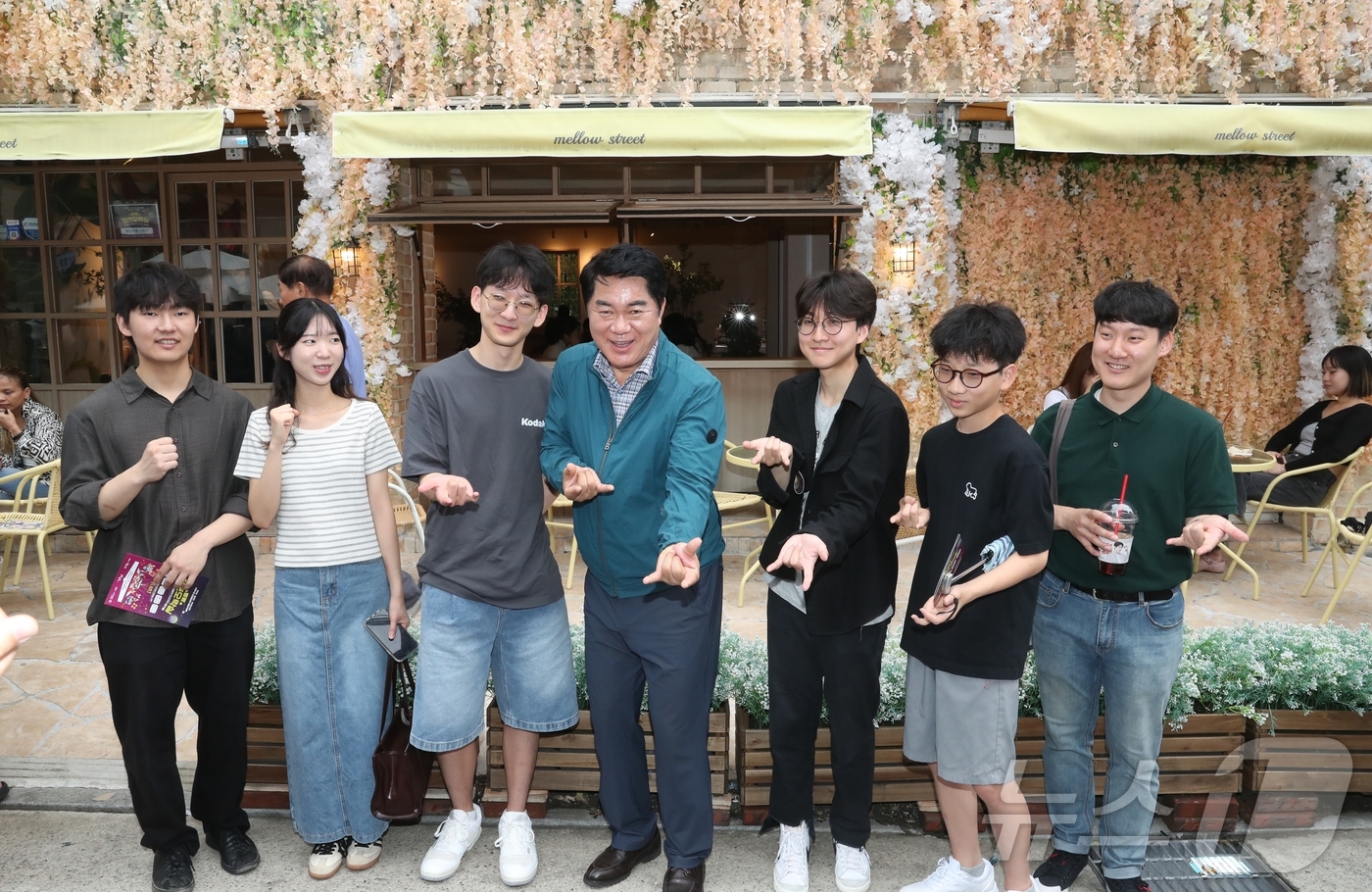 (서울=뉴스1) = 지난 21일 서울 관악구 샤로수길 일대에서 개최된 로컬이벤트 ‘청춘오락실’에서 박준희 관악구청장이 주민들과 함께 행사를 즐기고 있다. 이날 행사는 골목상권 살리 …