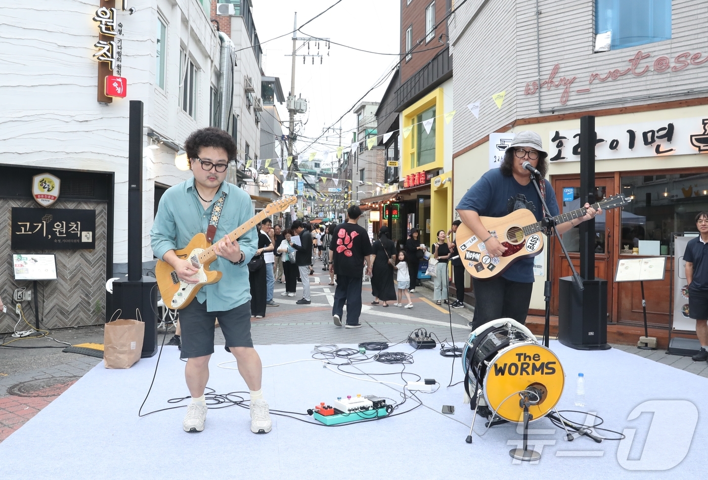(서울=뉴스1) = 지난 21일 서울 관악구 샤로수길 일대에서 청년들의 감성을 저격하는 ‘청춘오락실’이 개최됐다. 샤로수길 가운데에 마련된 청춘난장 무대에서 청년 2인 밴드 ‘시로 …