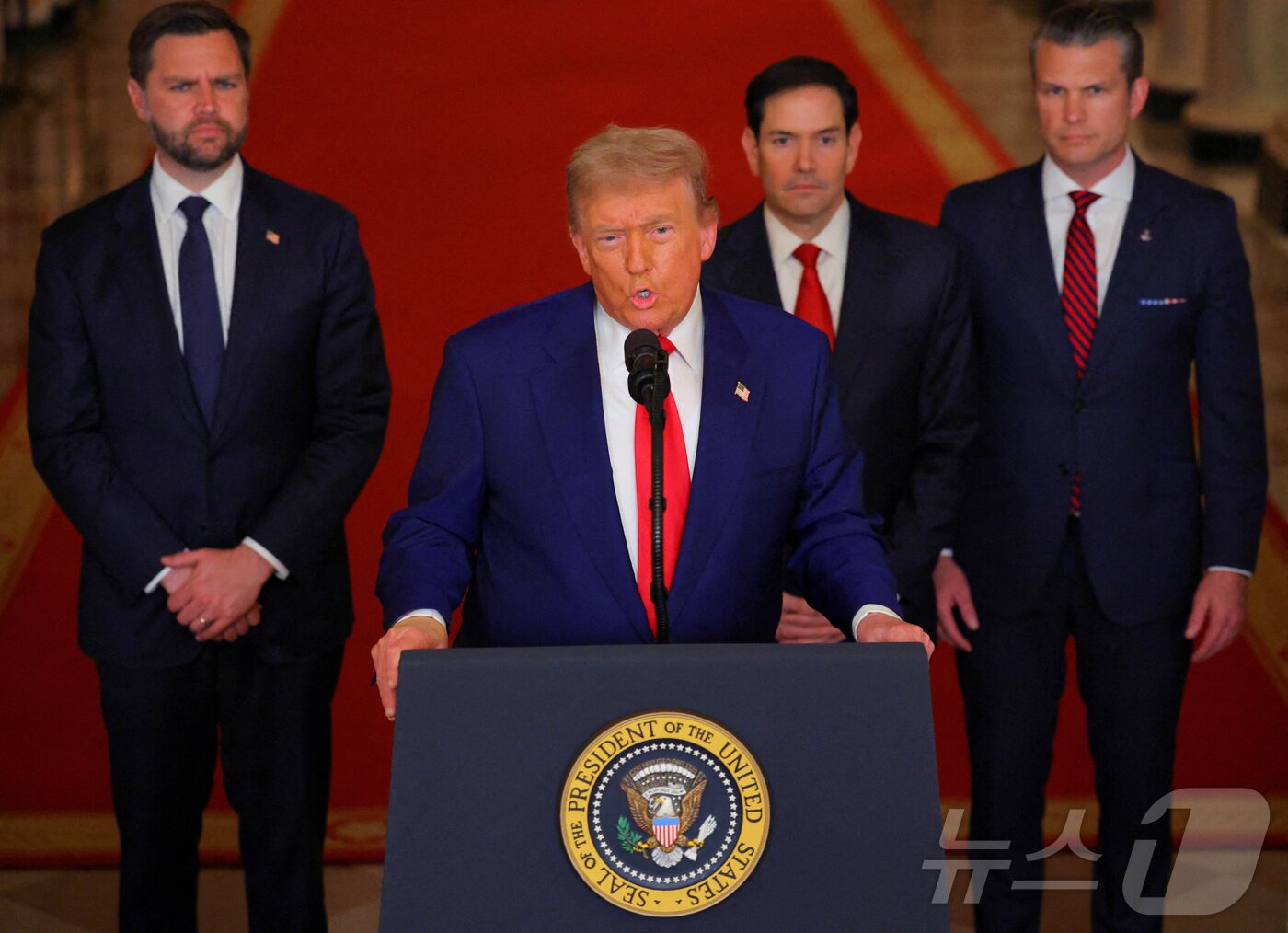 본문 이미지 - 도널드 트럼프 미국 대통령이 21일&#40;현지시간&#41; 미 워싱턴D.C 백악관에서 이란 핵시설에 대한 미군의 공격 작전과 관련해 대국민 연설을 하고 있다. 뒤쪽 왼쪽에 JD 펜스 부통령&#40;왼쪽 첫번째&#41;, 마코 루비오 국무장관&#40;오른쪽 두번째&#41;, 피트 헤그세스 국방장관이 서있다. 2025.06.21 ⓒ 로이터=뉴스1 ⓒ News1 최종일 선임기자