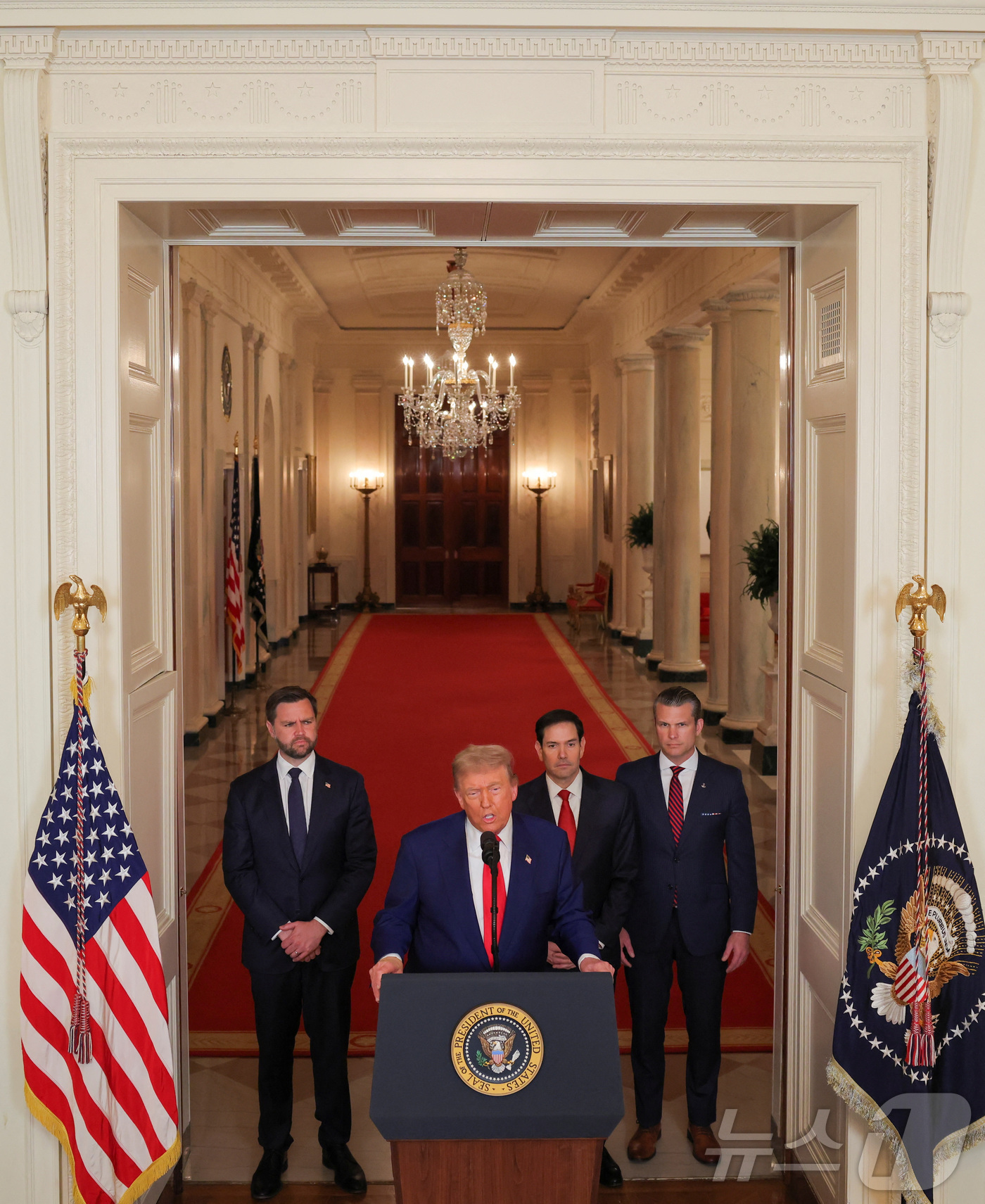 (워싱턴 로이터=뉴스1) 최종일 선임기자 = 도널드 트럼프 미국 대통령이 21일(현지시간) 미 워싱턴D.C 백악관에서 이란 핵시설에 대한 미군의 공격 작전과 관련해 대국민 연설을 …