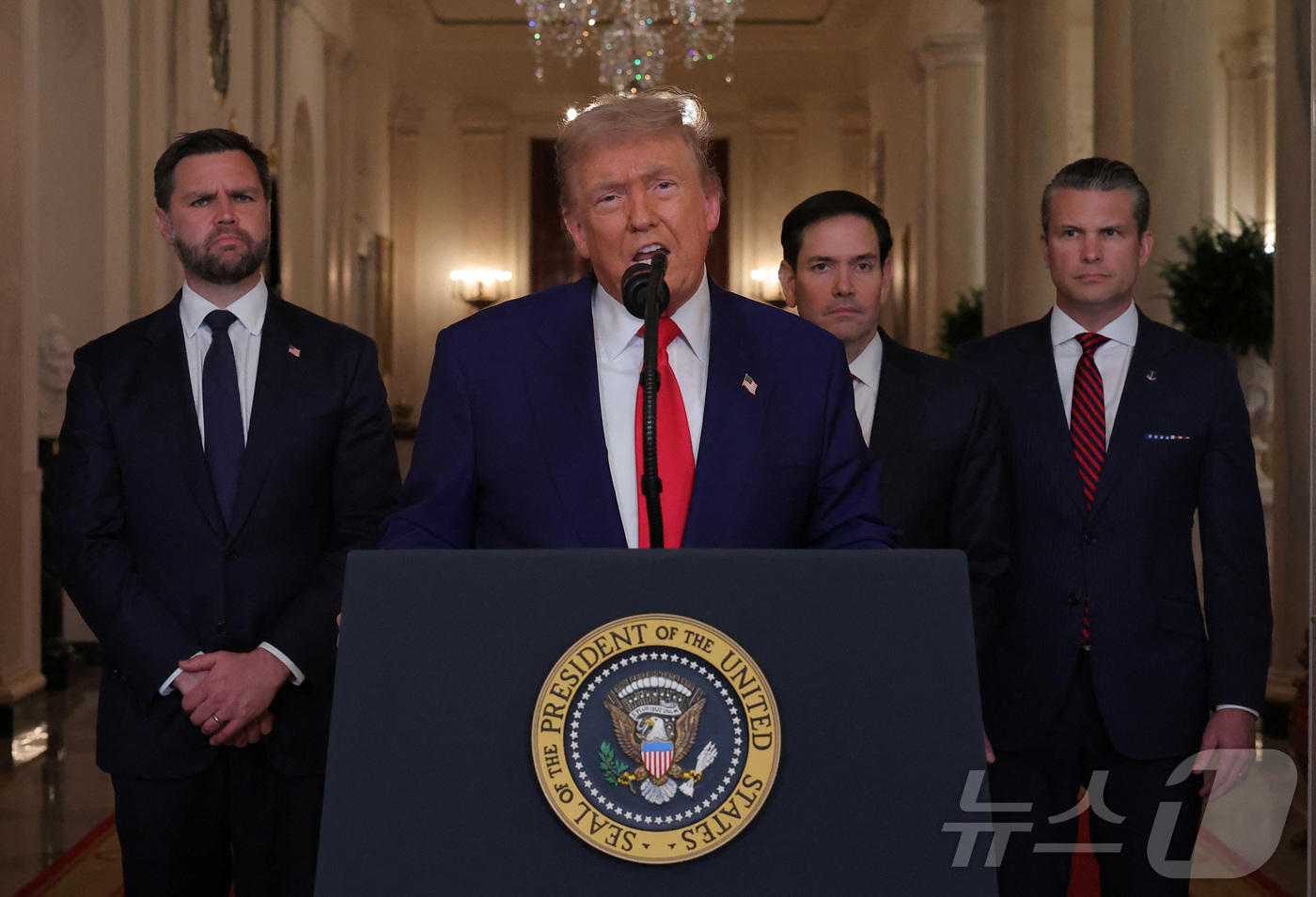 (로이터=뉴스1) 장수영 기자 = 도널드 트럼프 미국 대통령이 21일(현지시간) 미국 워싱턴 DC 백악관에서 이란 핵 시설 공격과 관련한 대국민 연설을 하고 있다. 2025.6.2 …