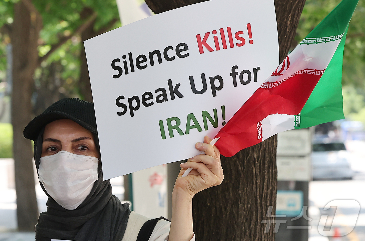 (서울=뉴스1) 김진환 기자 = 22일 체한 이란인 모임 참석자가 서울 종로구 SK 서린빌딩 앞에서 이란‧이스라엘 즉각 휴전을 촉구하는 집회를 하고 있다. 2025.6.22/뉴스1 …