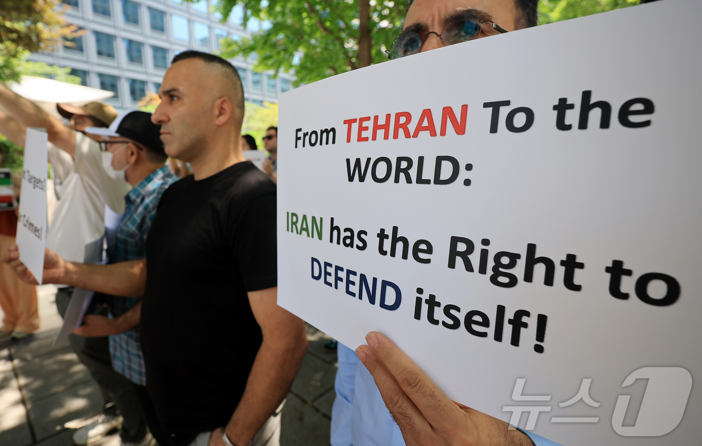 (서울=뉴스1) 김진환 기자 = 22일 체한 이란인 모임 참석들이 서울 종로구 SK 서린빌딩 앞에서 이란‧이스라엘 즉각 휴전을 촉구하는 집회를 하고 있다. 2025.6.22/뉴스1 …