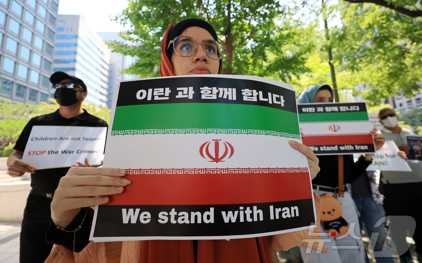 (서울=뉴스1) 김진환 기자 = 22일 체한 이란인 모임 참석들이 서울 종로구 SK 서린빌딩 앞에서 이란‧이스라엘 즉각 휴전을 촉구하는 집회를 하고 있다. 2025.6.22/뉴스1 …