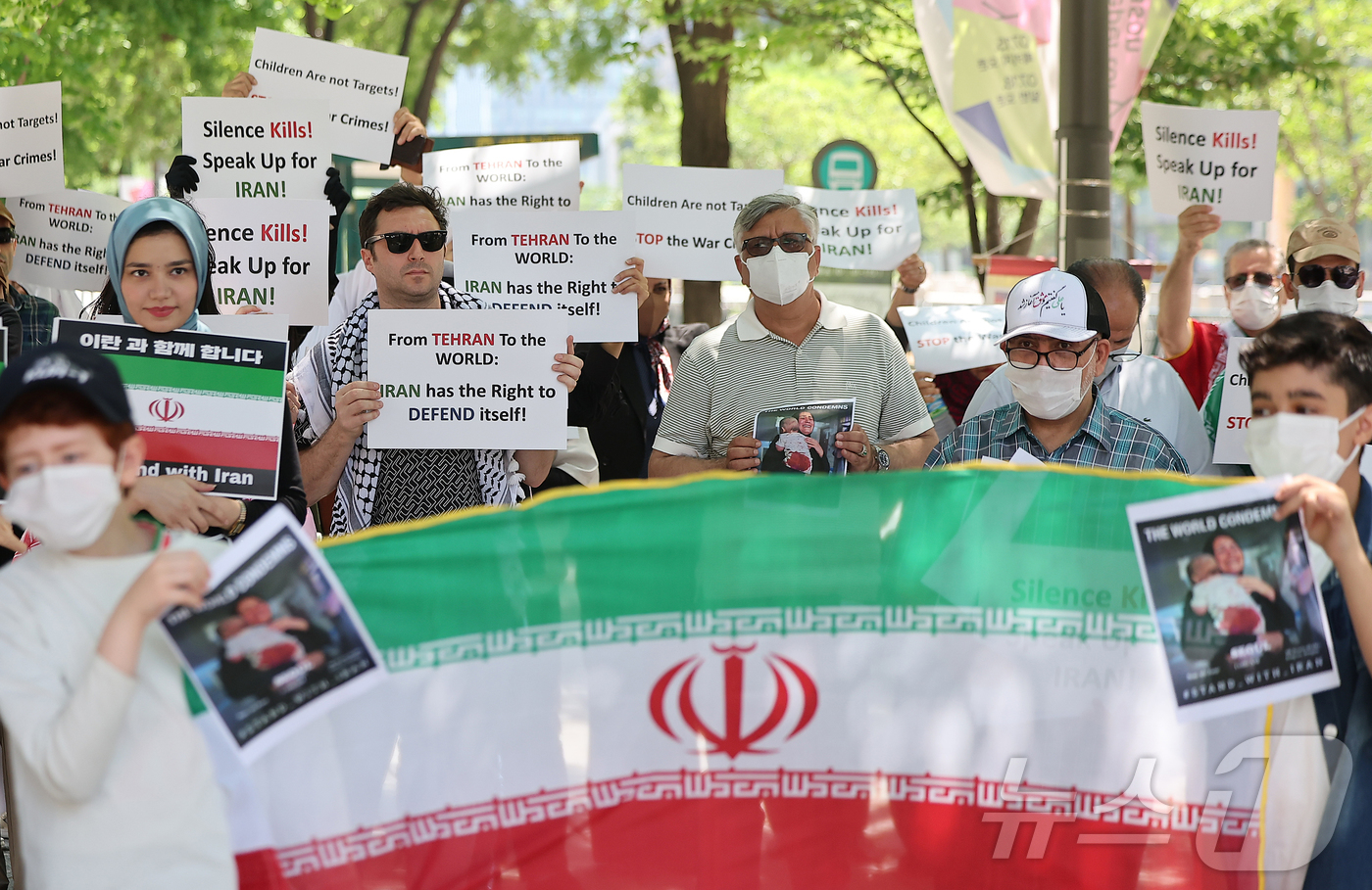 (서울=뉴스1) 김진환 기자 = 22일 체한 이란인 모임 관계자들이 서울 종로구 SK 서린빌딩 앞에서 이란‧이스라엘 즉각 휴전을 촉구하는 집회를 하고 있다. 2025.6.22/뉴스 …