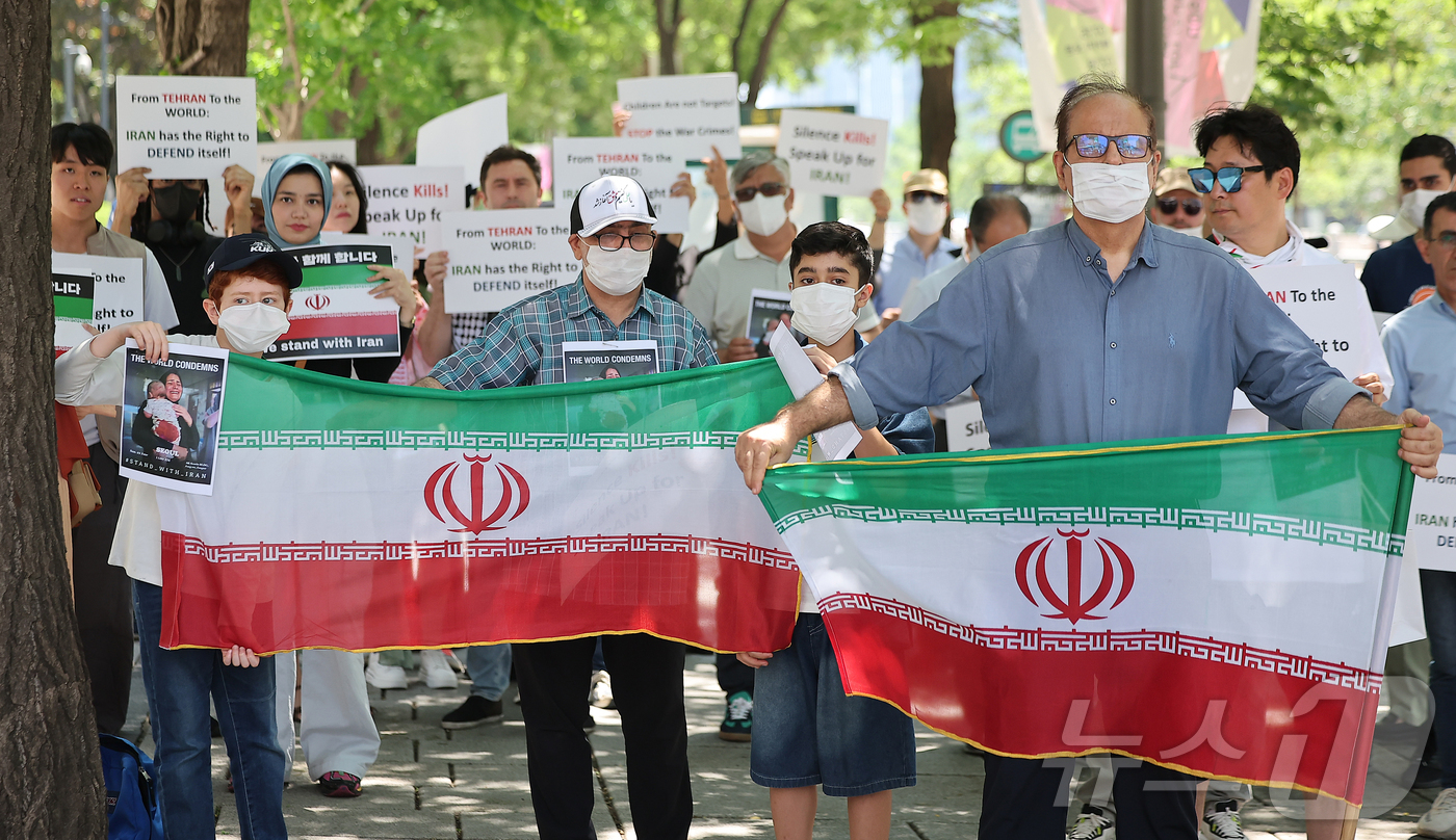 (서울=뉴스1) 김진환 기자 = 22일 체한 이란인 모임 관계자들이 서울 종로구 SK 서린빌딩 앞에서 이란‧이스라엘 즉각 휴전을 촉구하는 집회를 하고 있다. 2025.6.22/뉴스 …