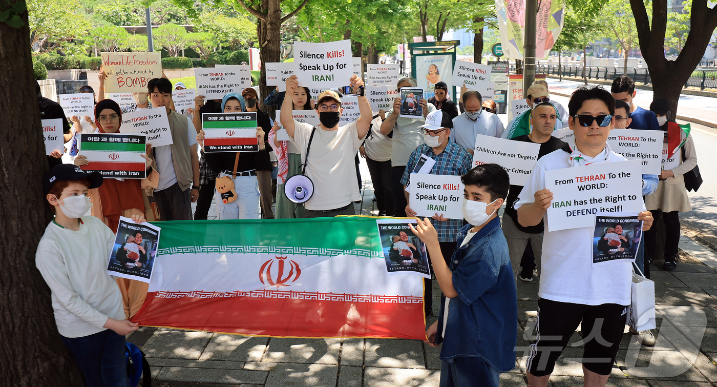 (서울=뉴스1) 김진환 기자 = 22일 체한 이란인 모임 참석들이 서울 종로구 SK 서린빌딩 앞에서 이란‧이스라엘 즉각 휴전을 촉구하는 집회를 하고 있다. 2025.6.22/뉴스1 …