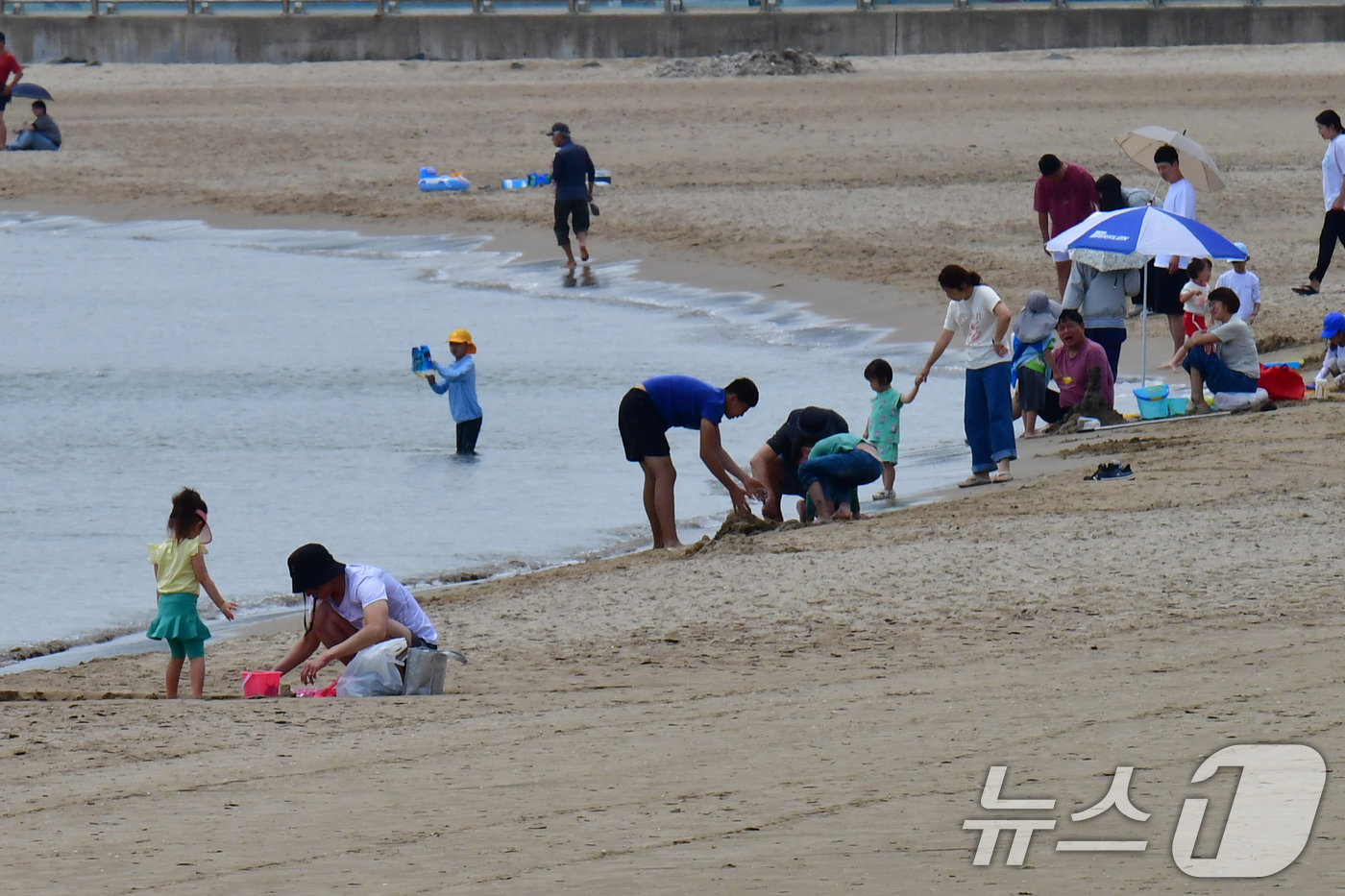 (포항=뉴스1) 최창호 기자 = 22일 경북 포항시 북구 영일대해수욕장을 찾은 나들이객들이 물놀이를 하며 즐거운 시간을 보내고 있다.  2025.6.22/뉴스1