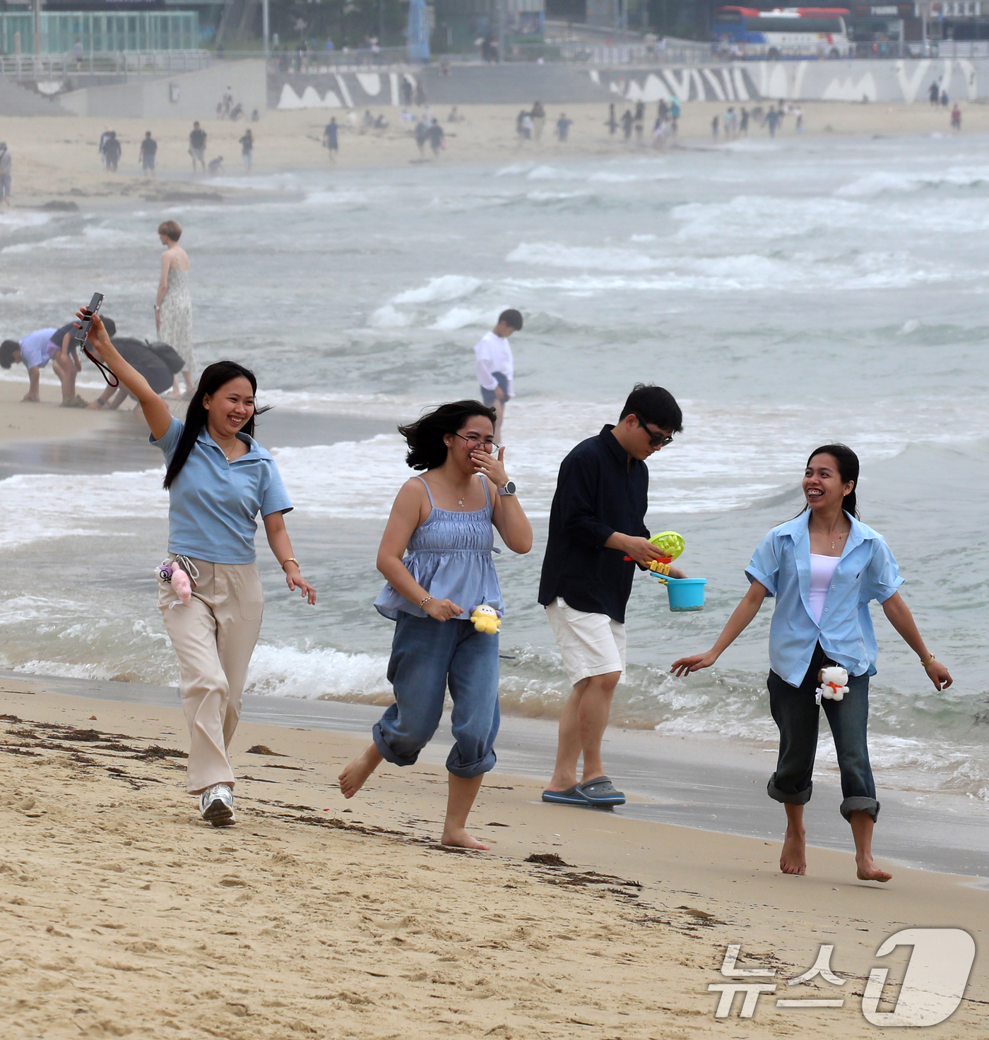 (부산=뉴스1) 윤일지 기자 = 부산 해운대해수욕장이 개장한 후 첫 주말을 맞은 22일 해운대해수욕장을 찾은 외국인 관광객들이 해변을 거닐며 활짝 웃고 있다.부산 7개 해수욕장 중 …