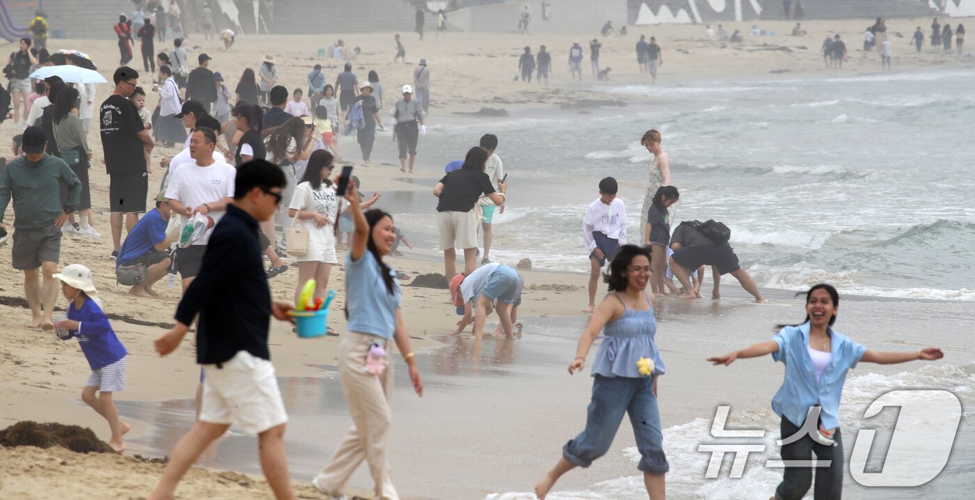 본문 이미지 - 부산 해운대해수욕장이 개장한 후 첫 주말을 맞은 22일 해운대해수욕장을 찾은 관광객과 시민들이 물놀이를 즐기며 더위를 식히고 있다. 2025.6.22/뉴스1 ⓒ News1 윤일지 기자