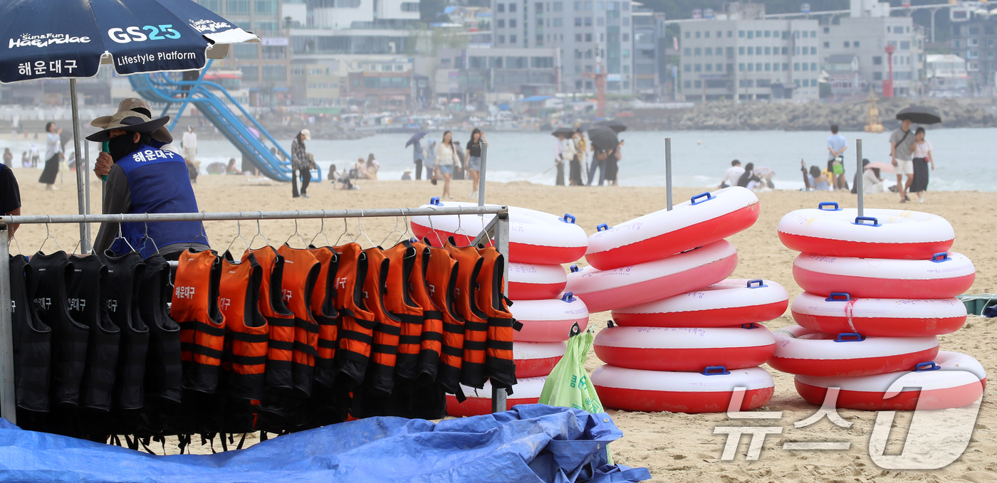 (부산=뉴스1) 윤일지 기자 = 부산 해운대해수욕장이 개장한 후 첫 주말을 맞은 22일 해운대해수욕장에 튜브와 구명조끼가 정리돼 있다.부산 7개 해수욕장 중 해운대·송정해수욕장은 …